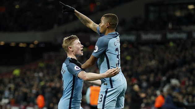 DAILO SE. Gabriel Jesus (vpravo) nastoupil za Manchester City poprv od zatku a u v prvn pli duelu s West Hamem mohl slavit premirovou trefu v novm klubu. Gratuluje mu Kevin De Bruyne.