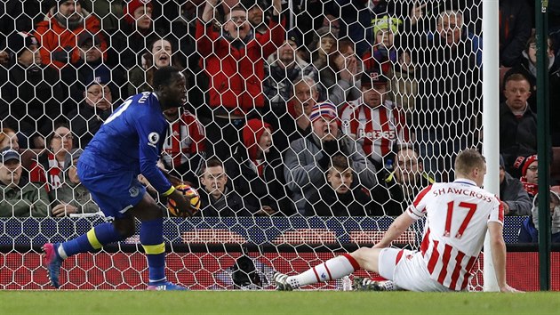 Romelu Lukaku (vlevo) z Evertonu se me radovat, obrnce Stoke Ryan Shawcross si srazil balon do vlastn st.