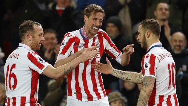 100. tonk Peter Crouch (uprosted) ze Stoke vstelil v duelu proti Evertonu jubilejn 100. branku v Premier League.