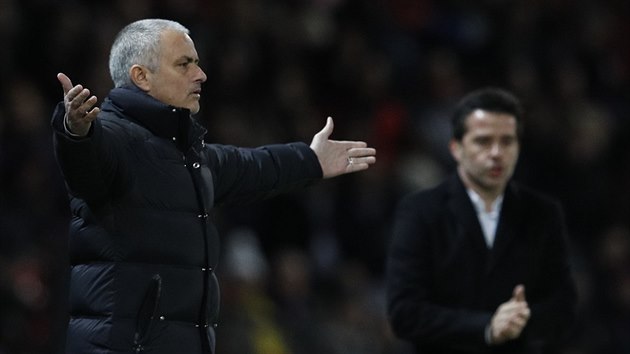 Trenr Manchesteru United Jos Mourinho bhem utkn s Hullem, v pozad jeho protjek Marco Silva.