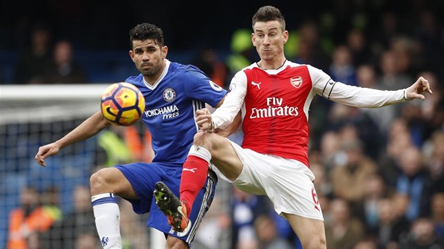 Kapitn Arsenalu Laurent Koscielny odehrv balon ped Diegem Costou z Chelsea.