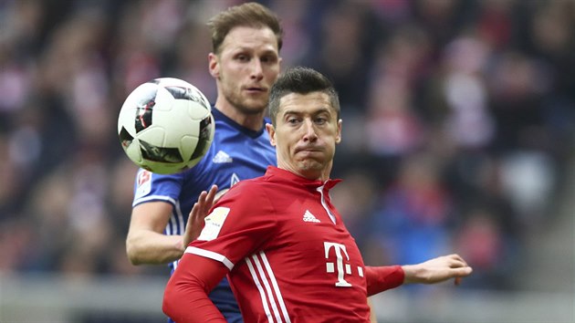 Robert Lewandowski z Bayernu Mnichov se chyst zpracovat balon, hld ho Benedikt Hwedes ze Schalke 04.