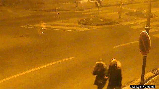 Poznte je i na nekvalitnch zbrech? Policist ptraj po skupin lupi, kte okradli mue v tramvaji.