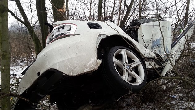 Auto se zastavilo a mezi stromy. Z vozu zbyl vrak, jeho idi na mst zemel.