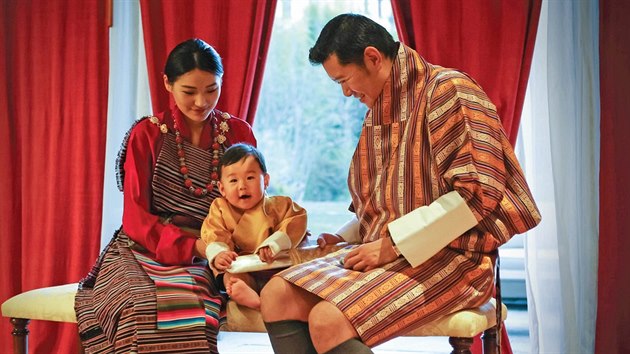 Bhtnsk krl Jigme Khesar Namgyel Wanghung, krlovna Jetsun Pema a jejich syn korunn princ Jigme Namgyel Wanghung