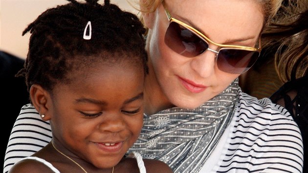 Madonna a její adoptivní dcera Mercy James (Lilongwe, 6. dubna 2010)