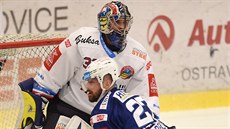 Kamil Brabenec z Brna a branká� Vítkovic Patrik Barto�ák.