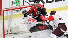 Casey Wellman z Frolundy dostal puk do spar�anské sít�. Tomá� Pöpperle ani Jan...