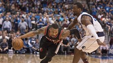 Damian Lillard z Portlandu se sna�í obejít Harrisona Barnese z Dallasu.