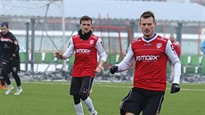 KONTROLA. Obránce Pardubic Antonín K�apka si na um�lé tráv� vede mí� pod...