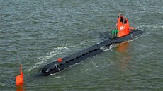 Ponorka NR-1 pří zpětném chodu na hladině (2007)
