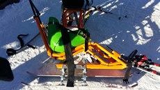 Vybavení pro handicapované tvoří speciální lyže, na kterých sedí těsná...