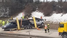 Na dálnici D5 nabouralo osobní auto zezadu do kamionu