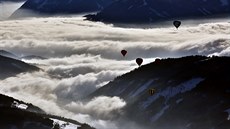 Posádky balon trávily nad alpskými vrcholy od dvou do ty hodin denn. Kolik...