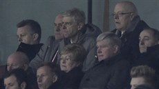 Potrestaný trenér Arsene Wenger (druhý zprava v horní ad) sleduje ligové...