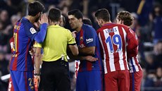Barcelonský útočník Luis Suárez (třetí zprava) diskutuje s rozhodčím Manzanem o...