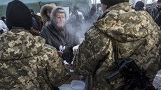 Ukrajinská armáda zprostedkovává potravinovou pomoc obyvatelm Avdijivky -...