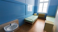 Skoro �ádné vybavení, holé zdi, za okny m�í�e. Takto vypadá jeden z pokoj�...