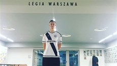 Tomá� Necid pózuje po p�íchodu do Legie Var�ava