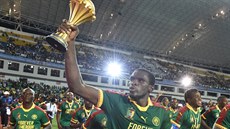 Kamerunský obránce Michael Ngadeu Ngadjui se s pohárem v ruce raduje ze zisku...