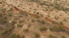 Geologové obhlédli puklinu na dálku ovládaným dronem s 4K kamerou