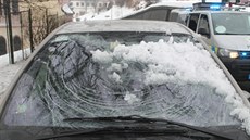 Sníh ze st�echy jáchymovského kostela po�kodil t�i projí�d�jící auta.