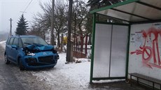 Odstavené auto po nehod na ledovce v Plzni. (2. února 2017)