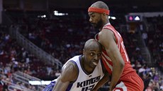 Anthony Tolliver (vlevo) ze Sacramenta se snaí obejít Coreyho Brewera z...