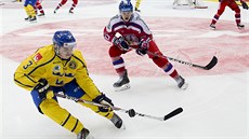 Švédský hokejista Sebastian Aho (vlevo) kontroluje puk před Davidem Kampfem.