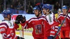eský hokejista Jan Ková (uprosted) se raduje z gólu v zápase se védskem.