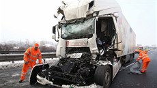Záchranái zasahovali u nehody tí kamion na Praském okruhu na erném Most. ...