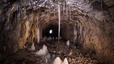 Ledové útvary vznikají tak, e v podzemí ztuhne voda skapávající z povrchu....