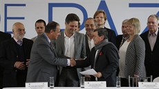 Zástupce kolumbijské vlády Pablo Peltran (vlevo) se zástupcem gerilové skupiny...