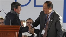 Zástupce kolumbijské vlády Pablo Peltran (vpravo) se zástupcem gerilové skupiny...