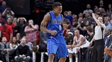 Yogi Ferrell z Dallasu se raduje ze své trojky proti Portlandu.