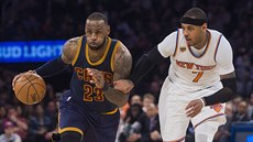LeBron James (vlevo) z Clevelandu se ene ke koi New Yorku, brání ho Carmelo...