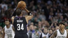 Paul Pierce z LA Clippers stílí na ko Bostonu. Sleduje ho Isaiah Thomas.