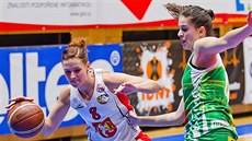 Andrea Ovsíková (u mí�e) z Hradce Králové jde do ko�e KP Brno.
