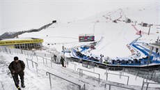 Momentka z příprav areálu ve Svatém Mořici na závody MS alpských lyžařů.