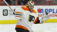 Michal Neuvirth v brance Philadelphie zasahuje.