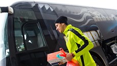 ODJEZD NA SOUSTŘEDĚNÍ. Hradecký záložník Petr Schwarz nastupuje do autobusu,...