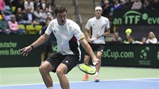 Nmetí tenisté Mischa Zverev (vlevo) a Alexander Zverev bojují v daviscupové...