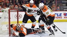 Michal Neuvirth v brance Philadelphie nemá puk pod kontrolou v utkání proti Los...