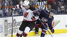 Pavel Zacha z New Jersey (vlevo) a Zach Werenski z Columbusu bojují o puk.