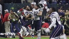 Hrái New England Patriots slaví triumf v Super Bowlu.