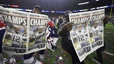 Hrái New England Patriots si listují vítznými novinami po triumfu v Super...