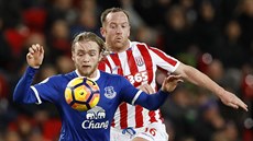 Mladý evertonský stedopola Tom Davies (vpedu) zpracovává balon ped...