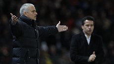 Trenér Manchesteru United José Mourinho bhem utkání s Hullem, v pozadí jeho...