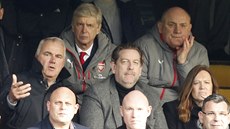 NA TRIBUN. Trenér Arsenalu Arséne Wenger si nemohl kvli zákazu na laviku...