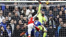 SKVLÝ ZÁKROK. Gólman Chelsea Thibaut Courtois se v závru první ple blýskl...